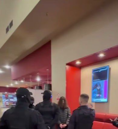 В кинотеатре московского ТЦ Авиапарк подросток разлил бензин и поджог его петардой