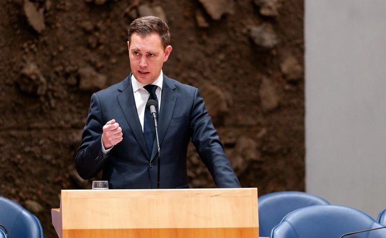 Борьба с коррупцией на Украине — одно из условий, которым руководствуются страны Евросоюза при работе над пакетами помощи Киеву, заявил журналистам министр финансов Нидерландов Элко Хайнен