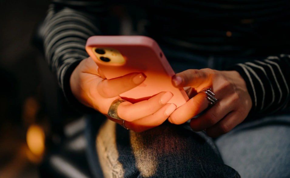 Мессенджер WhatsApp (принадлежит Meta, признанной экстремистской и запрещенной на территории России) начал предлагать россиянам иной способ авторизации в случае, если у них будут проблемы с получением СМС