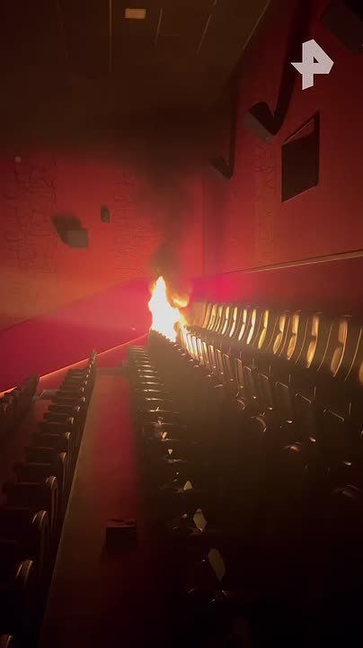 Парень поджег один из залов в кинотеатре московского ТЦ "Авиапарк" на Ходынке — все сеансы отменили, злоумышленника задержали, рассказали очевидцы в соцсетях