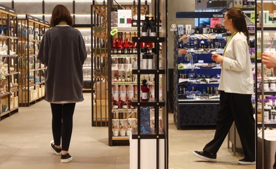 С начала 2024 года более 300 иностранных компаний столкнулись с угрозой потерять права на товарные знаки в России, в том числе Giorgio Armani, Calvin Klein и Amazon, сообщает Bloomberg со ссылкой на судебные документы