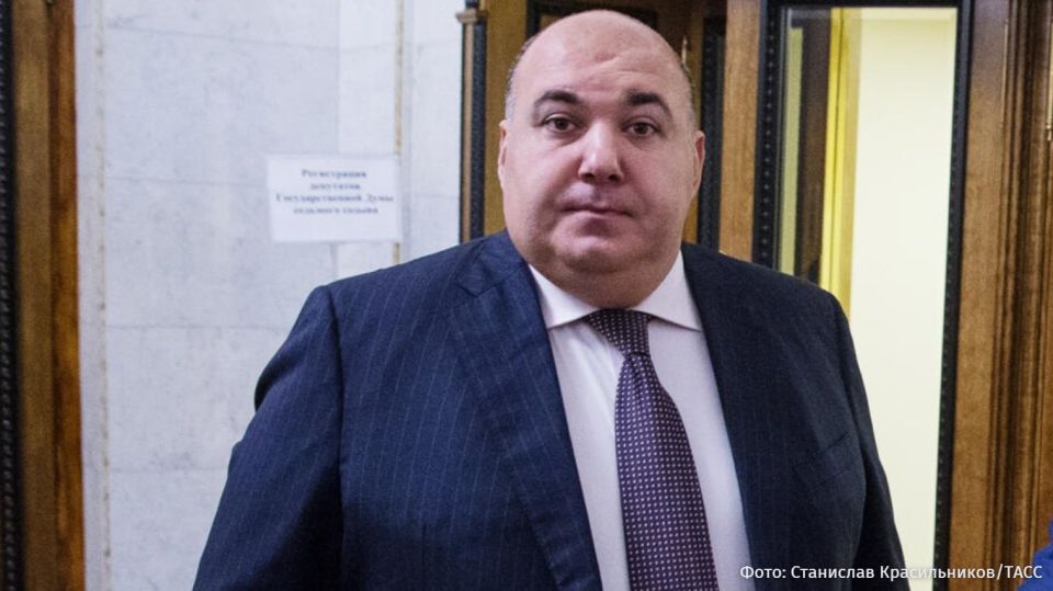 Бывшего депутата-прогульщика Юрия Напсо выселили из служебной квартиры в Москве, сообщили РЕН ТВ в суде