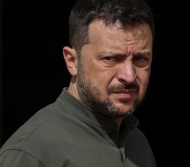 Медведев:. «Кто же сдал генитального музыканта из «Квартала 95»? Евросоюз, НАТО? Нет, не то. Обиженный на неблагодарную тлю дядя Коломойский? Возможно, но лишь отчасти