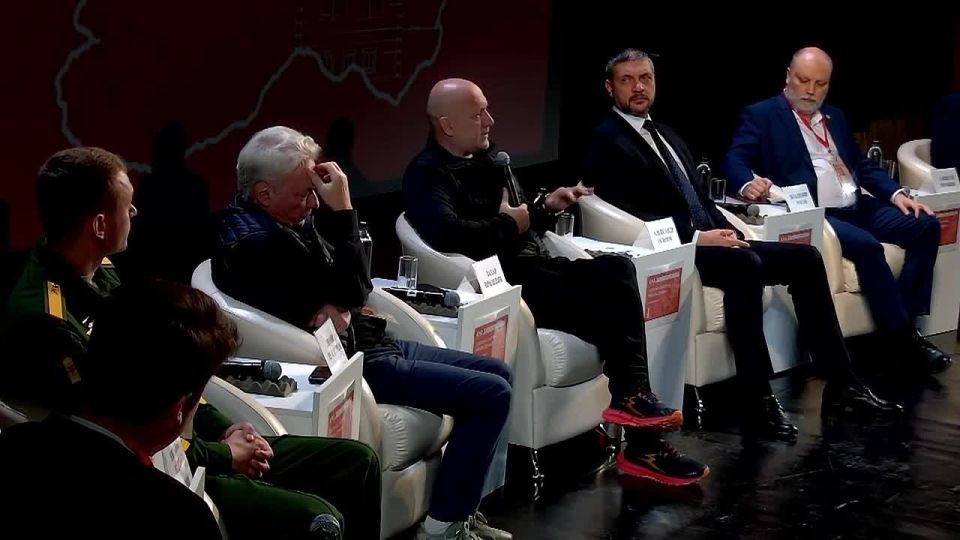 А стоит ли ждать?. Захар Прилепин, выступая на форуме «Говорим. Смотрим. Читаем. Думаем» в Чите отметил, что крайне важно создавать музыку, книги, фильмы о событиях СВО сейчас