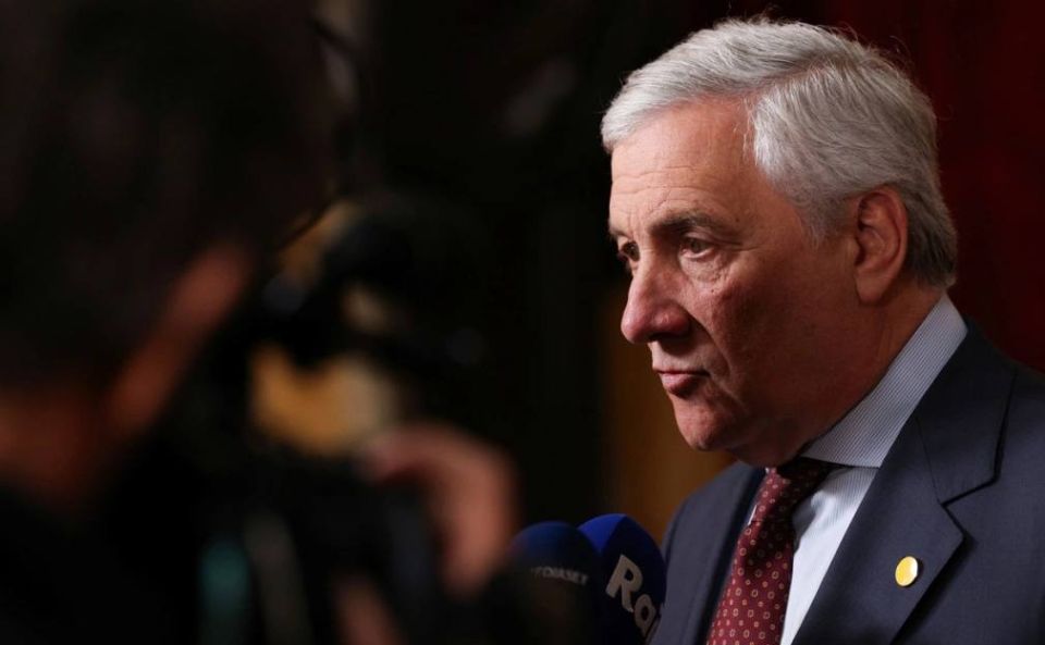 МИД Италии Антонио Таяни не согласился с вице-премьером страны Маттео Сальвини, который заявил, что предоставление дополнительной поддержки Киеву не поможет положить конец конфликту с Россией и поспособствует росту коррупции...