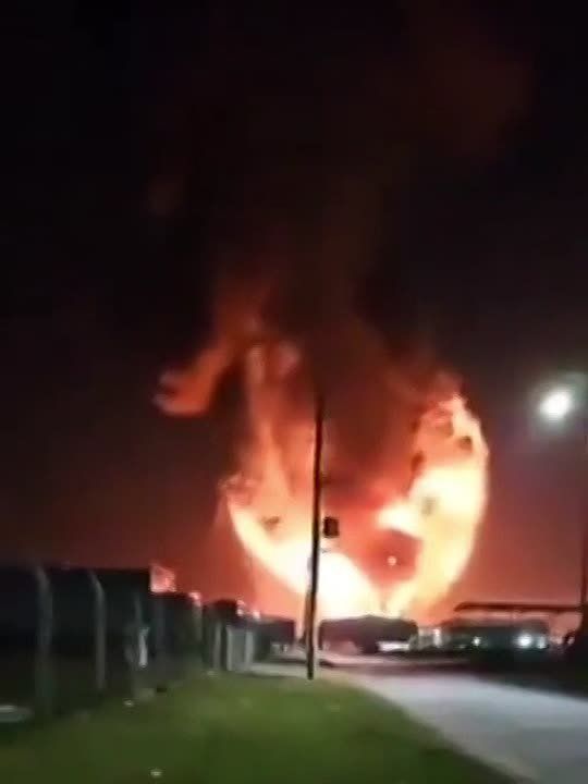 Мощный взрыв на химическом заводе прогремел на юге Буэнос-Айреса