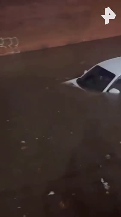 Шторм "Клаудия" обрушил ливни на Центральную Англию и Уэльс — в Бирмингеме топит автомобили уже по крышу