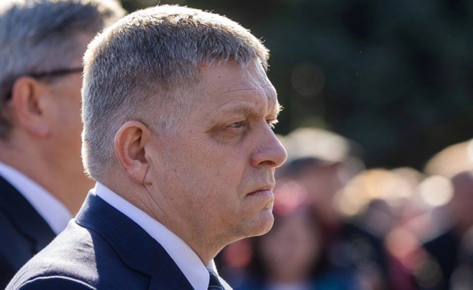 Премьер-министр Словакии Роберт Фицо посоветовал школьникам, присутствовавшим на его выступлении в черных футболках в знак поддержки Украины, поехать туда, если они «такие герои», сообщает SME
