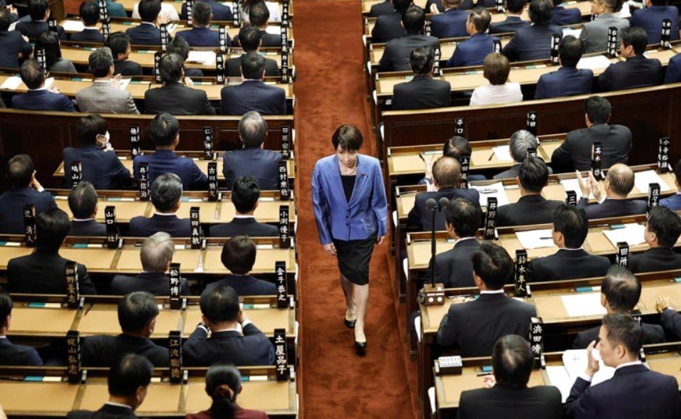 Премьер-министр Японии Санаэ Такаити намерена обсудить возможность отказа от трех неядерных принципов страны внутри правящей Либерально-демократической партии, которую она возглавляет