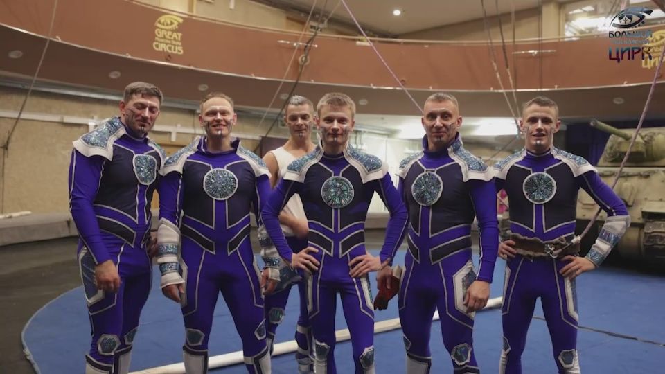 Народные артисты РФ Аскольд и Эдгард Запашные, сотрудники Большого Московского цирка и 3,5 тысячи зрителей передали "привет" двухлетнему Аристарху прямо во время крупного шоу в Москве