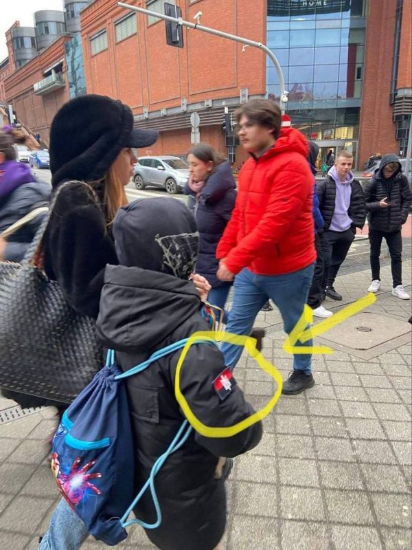 Армен Гаспарян: Нет, ну а как?. Украинский ребёнок направляется в школу в Познани с нашивкой УПА*