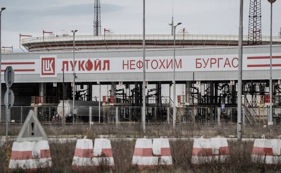 Венгерские энергетические компании могут проявить интерес к покупке предприятий ЛУКОЙЛа в Болгарии, заявил министр иностранных дел и внешнеэкономических связей Венгрии Петер Сийярто в интервью YouTube-каналу Jzan sz