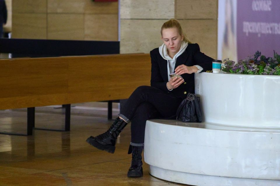 Подключение смартфона к зарядным станциям в аэропортах, торговых центрах и на вокзалах действительно может привести к утечке данных или заражению устройства вредоносными программами