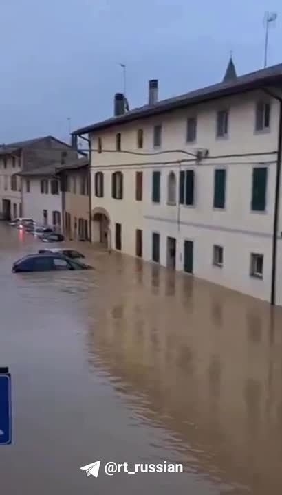 Мощное наводнение на востоке Италии: затоплены первые этажи зданий, машины плывут, людям приходится эвакуироваться