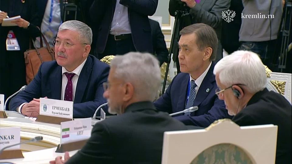 В Екатерининском зале Кремля Президент встретился с главами делегаций – участниками заседания Совета глав правительств государств-членов Шанхайской организации сотрудничества