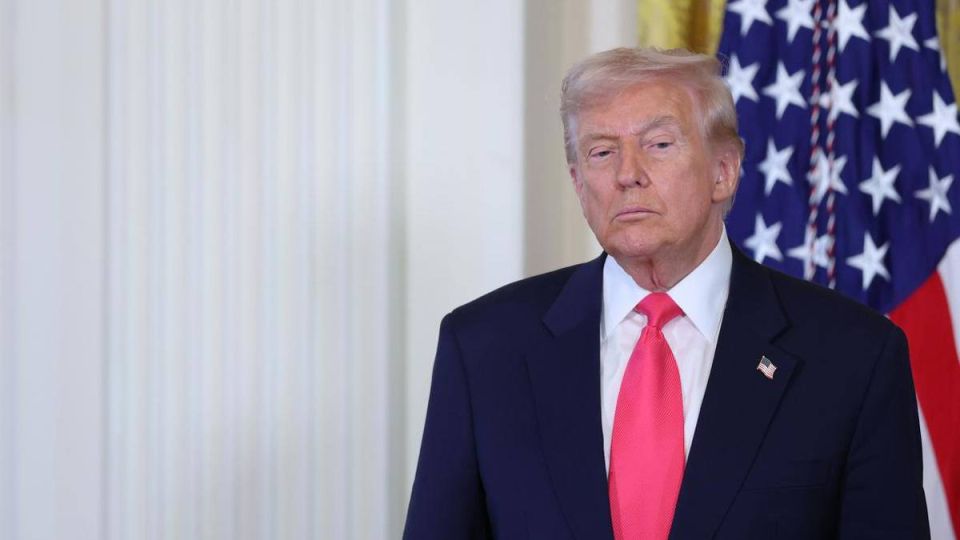 Трамп готов подписать законопроект о санкциях против России при условии, что сохранит за собой право окончательного решения в отношении любых ограничений, сообщил Reuters высокопоставленный чиновник Белого дома