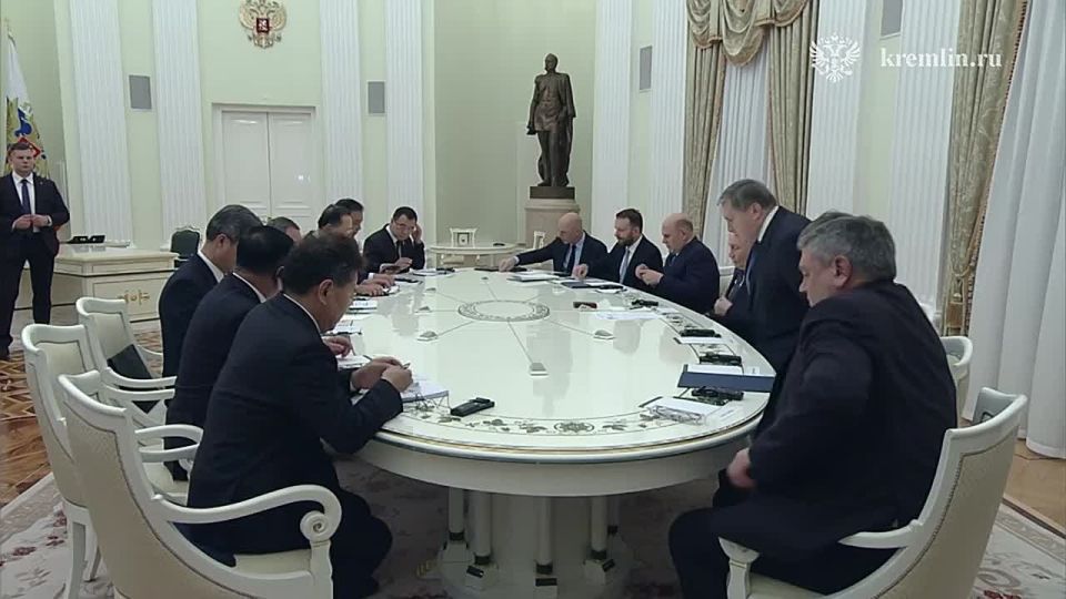 Владимир Путин принял в Кремле Премьера Государственного совета КНР Ли Цяна