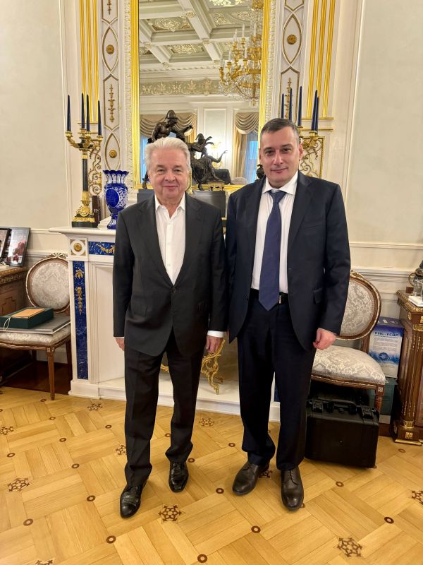 Александр Хинштейн: Провёл рабочую встречу с Председателем Совета Центрсоюза РФ Дмитрием Зубовым: обсудили поддержку наших кооперативов и восстановление системы потребительских обществ в приграничье