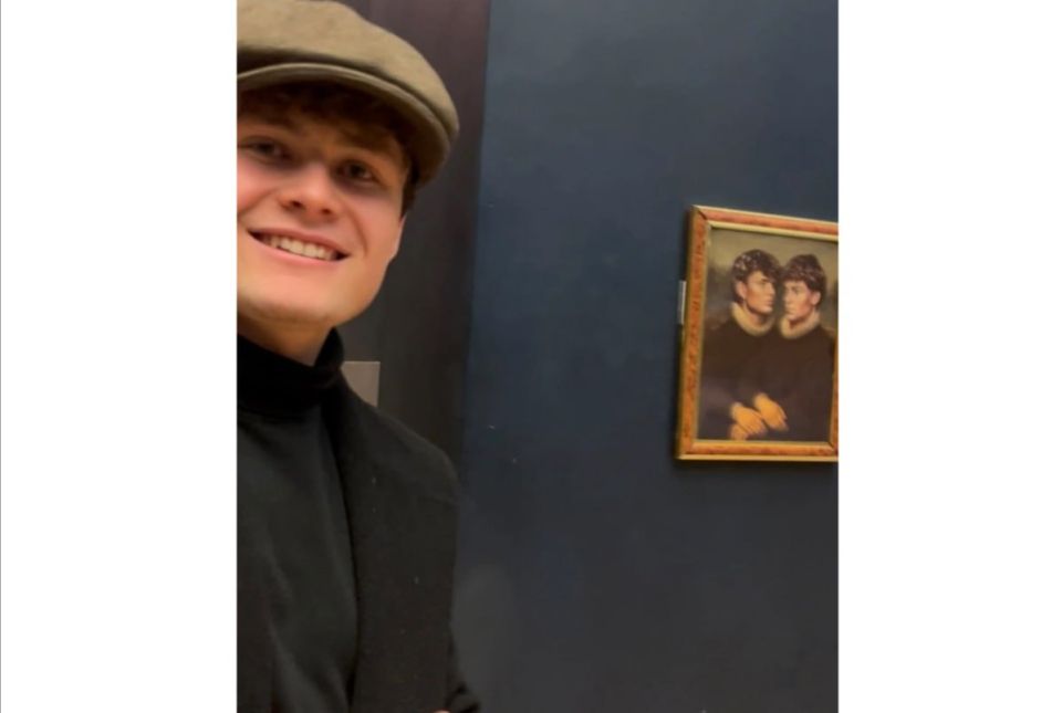 Пранкеры обошли охрану Лувра и повесили свой портрет в зале с «Джокондой»