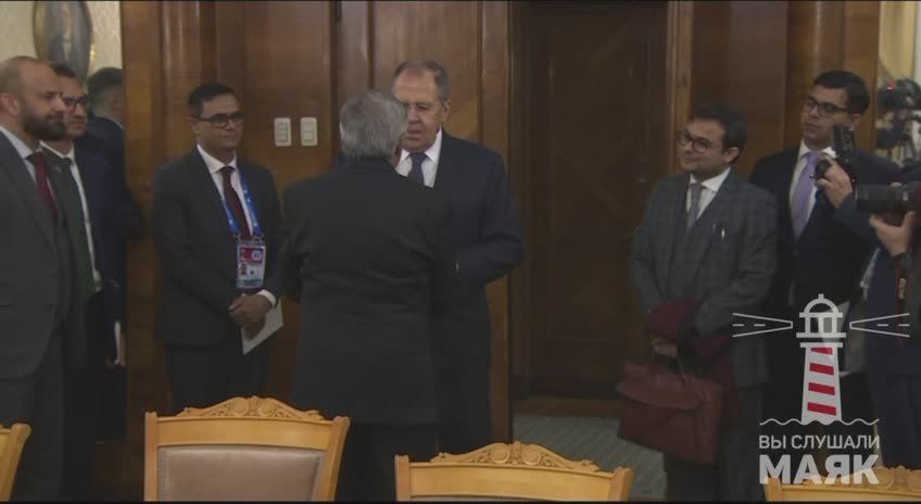 Глава МИД Пакистана Мухаммад Исхак Дар встретил Лаврова теплыми объятиями