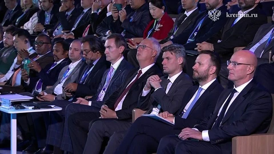 Россия должна обладать целым комплексом собственных технологий и продуктов в области генеративного искусственного интеллекта