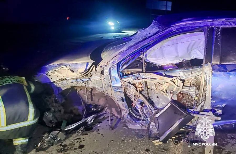 В Тверской области две легковушки столкнулись с фурой