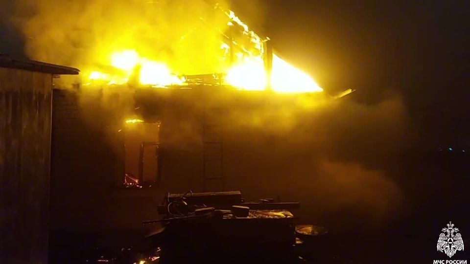 Ночью сгорел жилой дом. На 2-ом Дачном проезде в Твери огнеборцы 3 и специализированной ПСЧ ликвидировали пожар в жилом доме