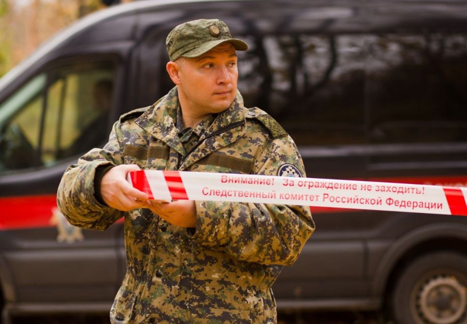 Следователь следственного отдела и криминалист следственного управления устанавливают обстоятельства гибели мужчины в гараже