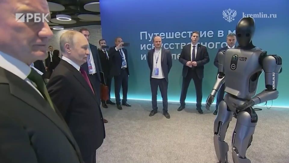 Человекоподобный робот, разработанный «Сбером», станцевал перед Владимиром Путиным, который приехал на международную конференцию по искусственному интеллекту