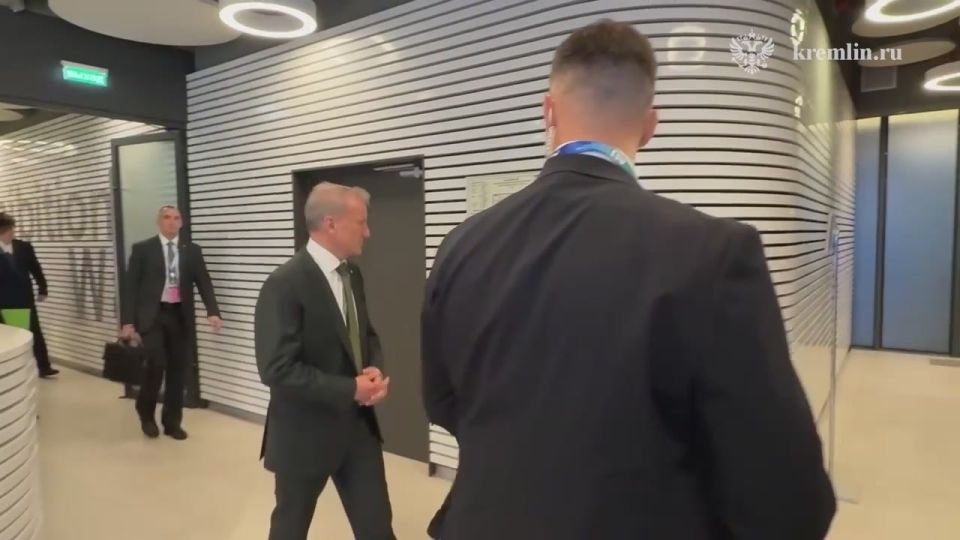 Владимир Путин в Сбере. Президент осмотрит спецвыставку, организованную в рамках конференции «Путешествие в мир искусственного интеллекта» (AI Journey), и примет участие в пленарном заседании