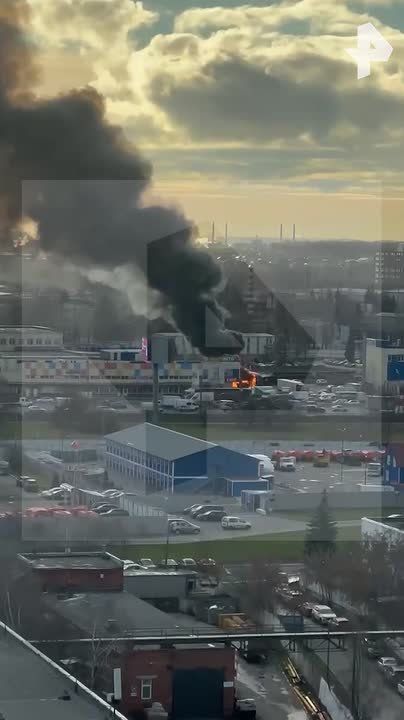 Пожар со взрывом произошел на 23-м километре МКАД — на кадрах видно, как от эпицентра валит столб черного дыма