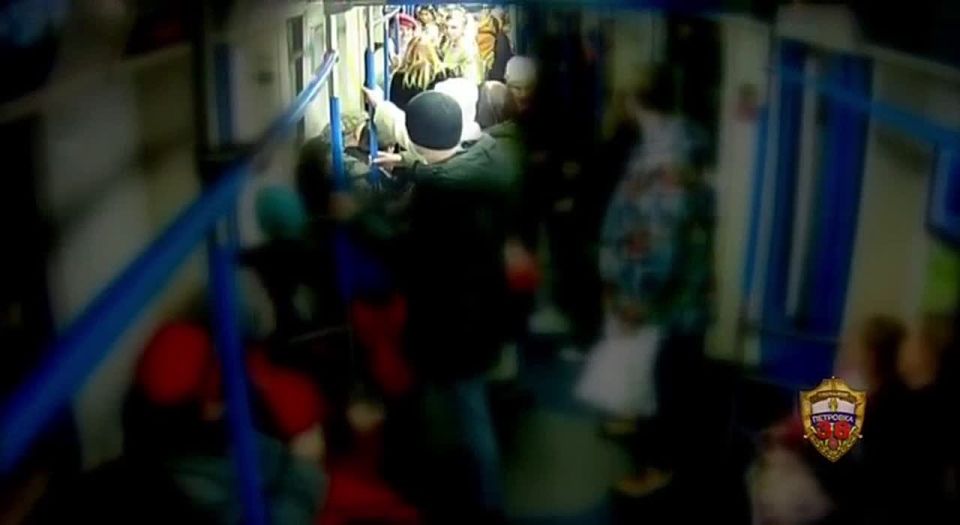 Пожилую дебоширку, оттаскавшую за волосы и ударившую о поручень пассажирку московского метро, задержали