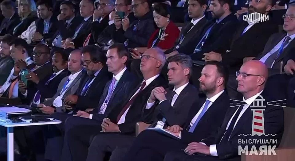 Россия не может допустить зависимости от иностранных нейросетей — Путин