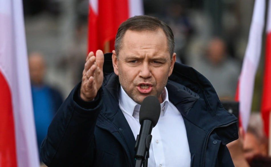 Польский президент Кароль Навроцкий готовит психологическую и политическую почву для выхода республики из Евросоюза, заявил глава МИД Польши Радослав Сикорский, выступая в сейме