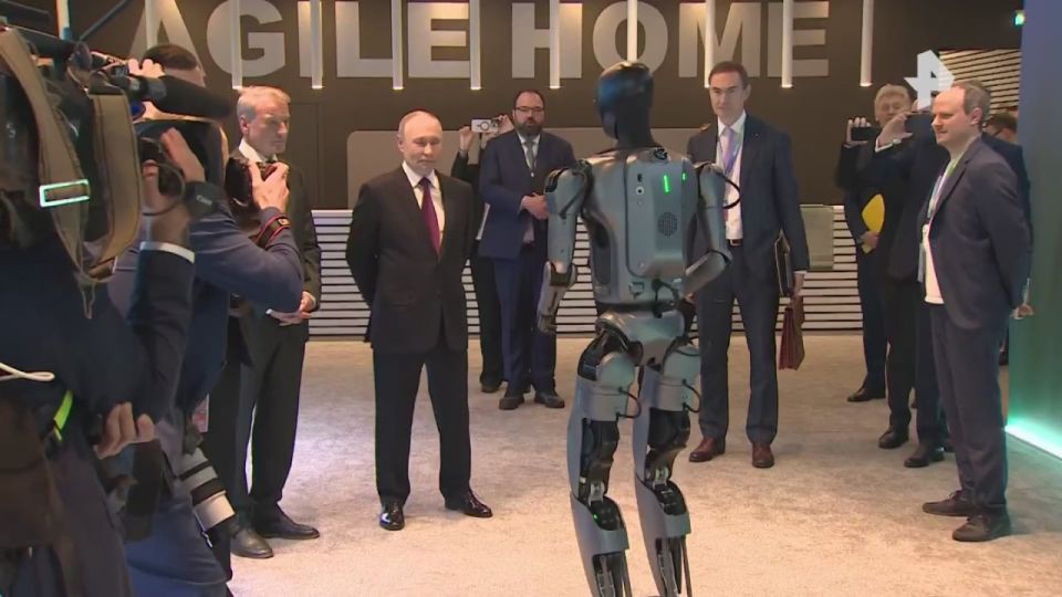 Робот станцевал перед Владимиром Путиным на выставке в рамках конференции "Путешествие в мир искусственного интеллекта" в "Сбере"