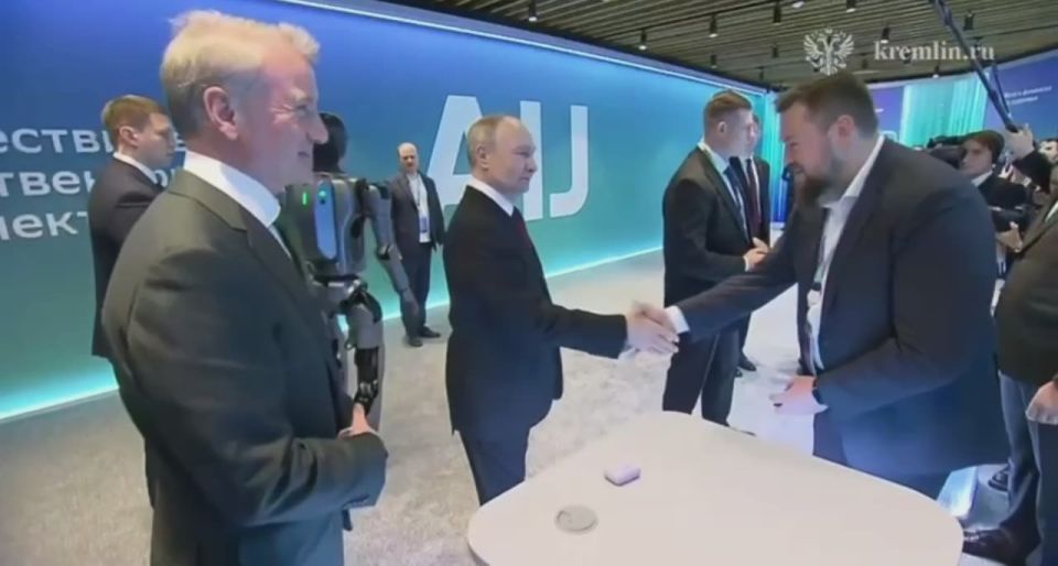Очень красиво, спасибо — Путин оценил танец робота, разработанного Сбером