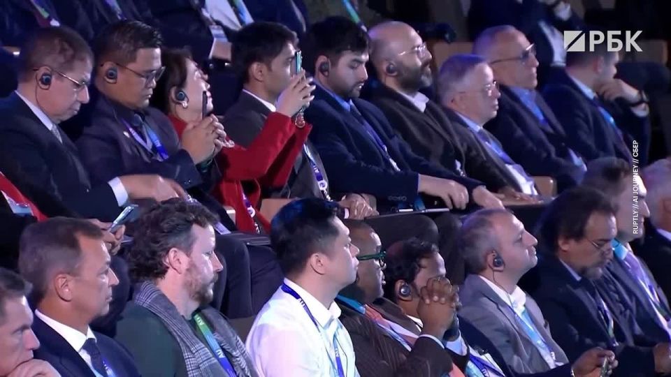 Владимир Путин поручил правительству и регионам проработать создание штаба руководства всей связанной с искусственным интеллектом в России деятельностью