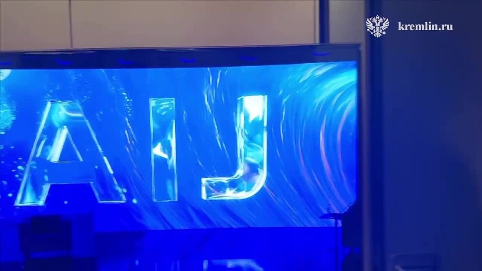 Владимир Путин выступает на пленарном заседании конференции AI Journey-2025