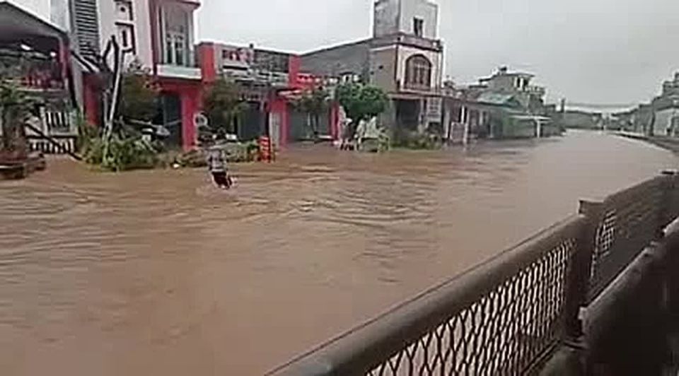 Российские туристы застряли на мосту во Вьетнаме изза наводнения