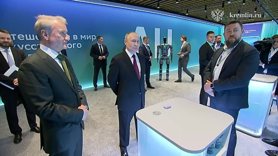 Президент осмотрел выставку достижений российских компаний в сфере ИИ