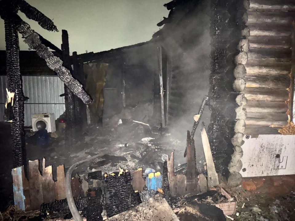 Мужчина поджог единственный выход из частного дома, внутри которого было три женщины и три ребёнка