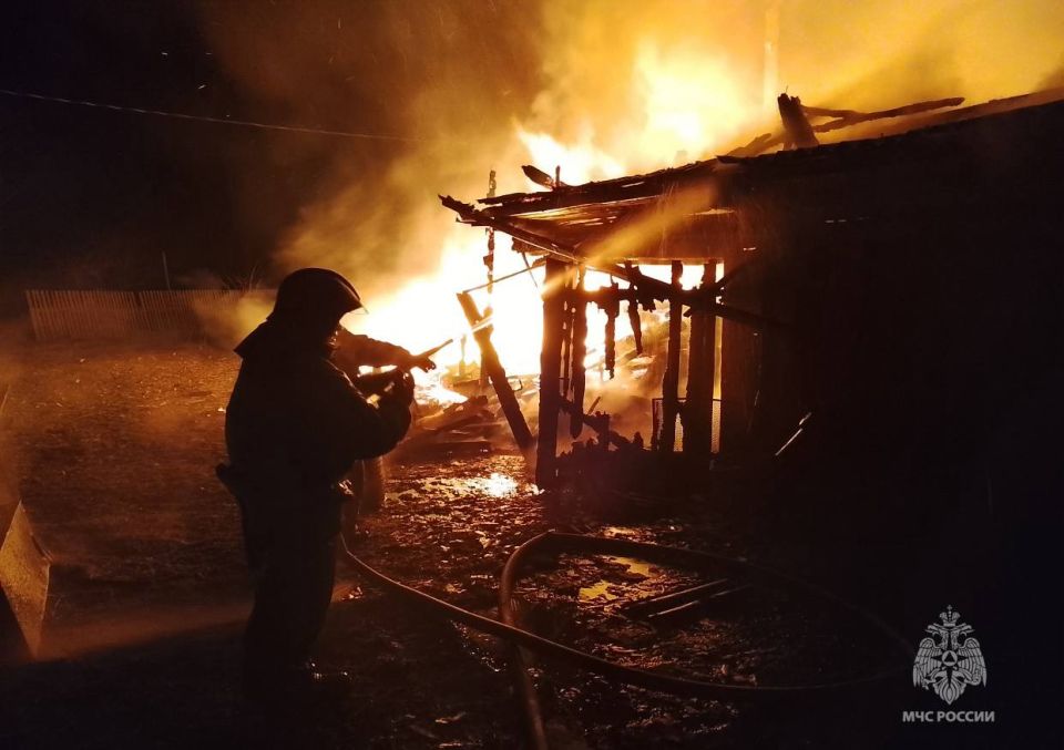 Пожар в жилом доме. Вчера огнеборцы 32 ПСЧ и ДПК «Пенье» ликвидировали возгорание в деревне Новое Село Калязинского МО. Огнем уничтожена кровля и повреждены стены по всей площади