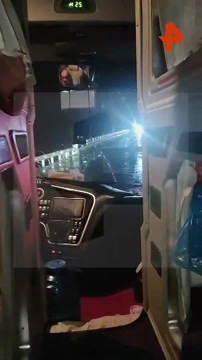 Надеемся, что все сдвинется с места, а то находиться в автобусе на протяжении суток надоело"