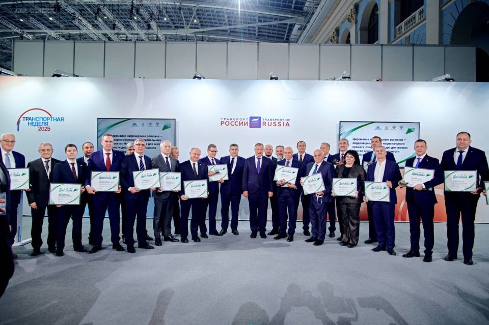 Марат Хуснуллин: На Транспортной неделе по традиции вручил «Золотые катки» лучшим дорожным командам регионов Марат Хуснуллин: На Транспортной неделе по традиции вручил «Золотые катки» лучшим дорожным командам регионов