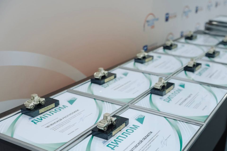 Марат Хуснуллин: На Транспортной неделе по традиции вручил «Золотые катки» лучшим дорожным командам регионов Марат Хуснуллин: На Транспортной неделе по традиции вручил «Золотые катки» лучшим дорожным командам регионов