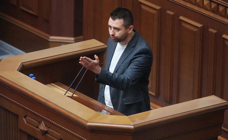 Лидер фракции «Слуга народа» Давид Арахамия поставил условие президенту Владимиру Зеленскому и потребовал уволить главу его офиса Андрея Ермака, чтобы сохранить партийное большинство в Верховной раде, заявил депутат от...