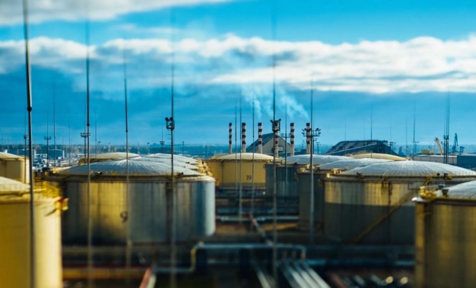      -       ,   Brent     $64  ,    20%     ,  Bloomberg