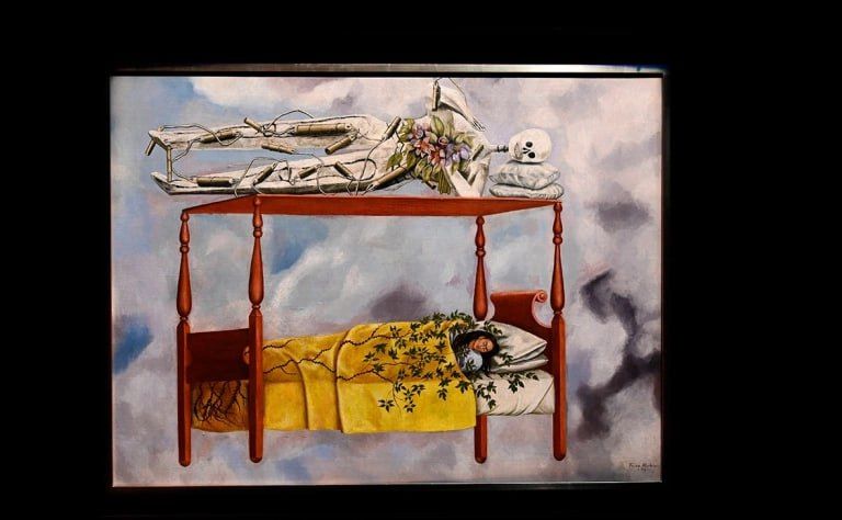 Автопортрет мексиканской художницы Фриды Кало продали за $54,7 млн на аукционе Sotheby's в Нью-Йорке, это является рекордной ценой для работы художницы-женщины