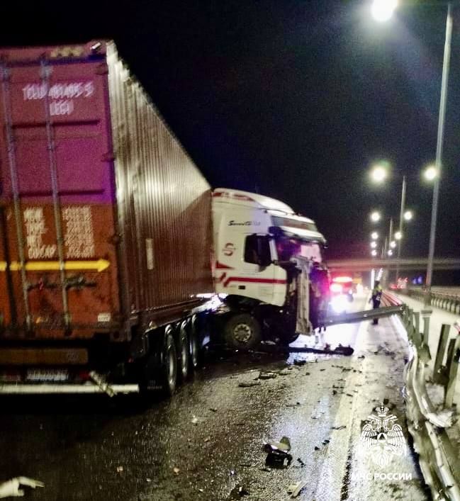 Сегодня вечером на 283 километре САД М-11 «Нева» в Вышневолоцком МО сотрудники 9 ПСЧ ликвидировали последствия ДТП, где произошло столкновение грузового и легкового автомобилей Сегодня вечером на 283 километре САД М-11 «Нева» в Вышневолоцком МО сотрудники 9 ПСЧ ликвидировали последствия ДТП, где произошло столкновение грузового и легкового автомобилей