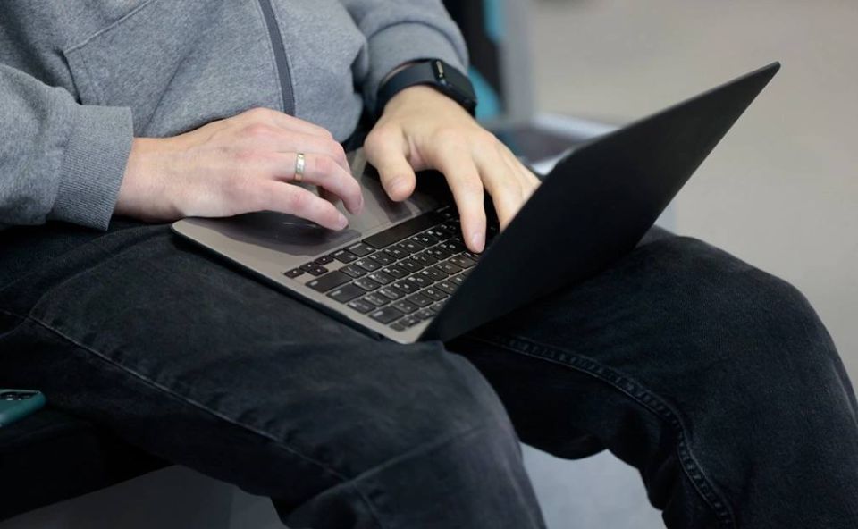 Совокупный месячный охват сервисов искусственного интеллекта в России составляет 26% населения